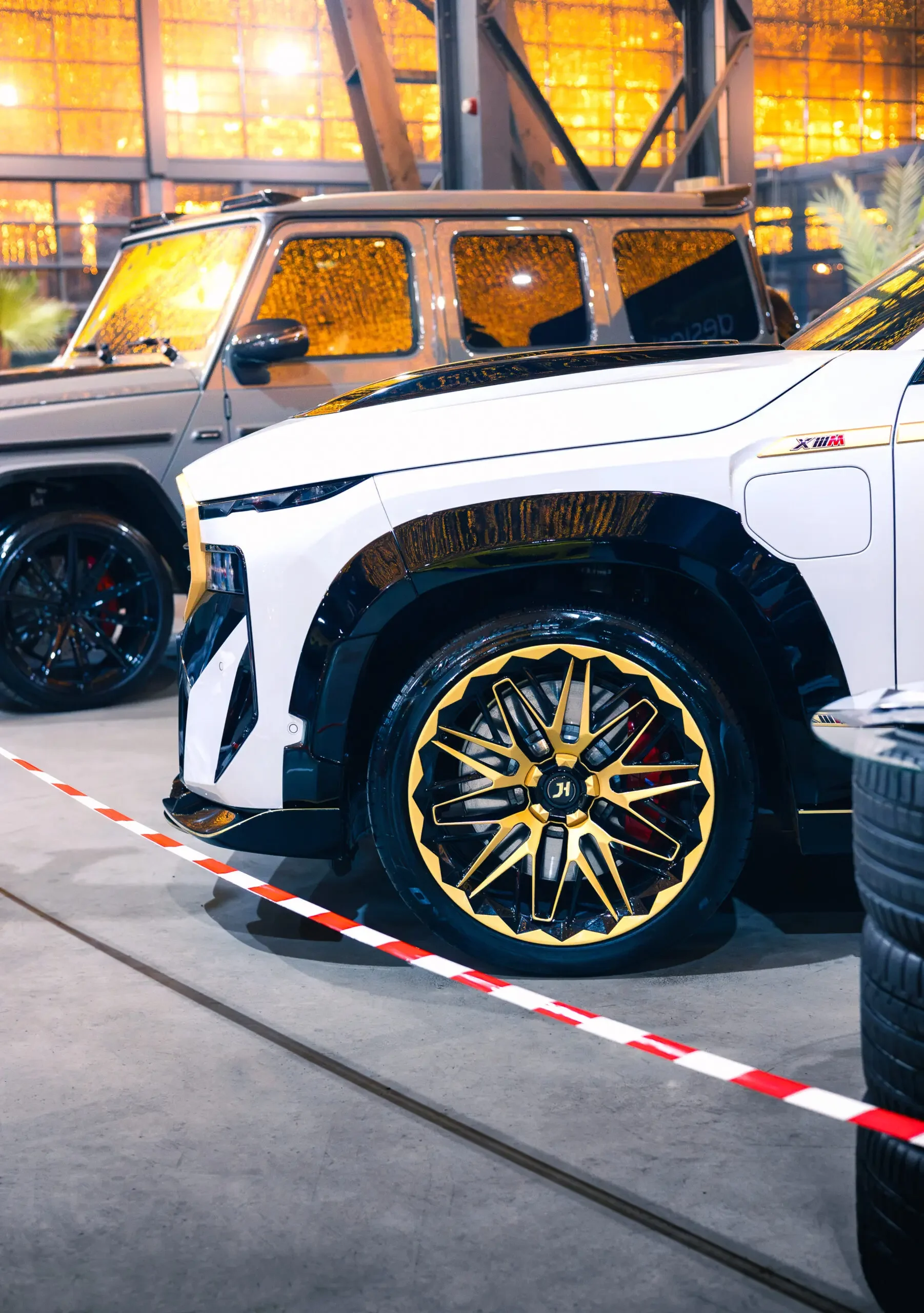 BMW XM с обвесом Renegade на шоу DropDown в Румынии