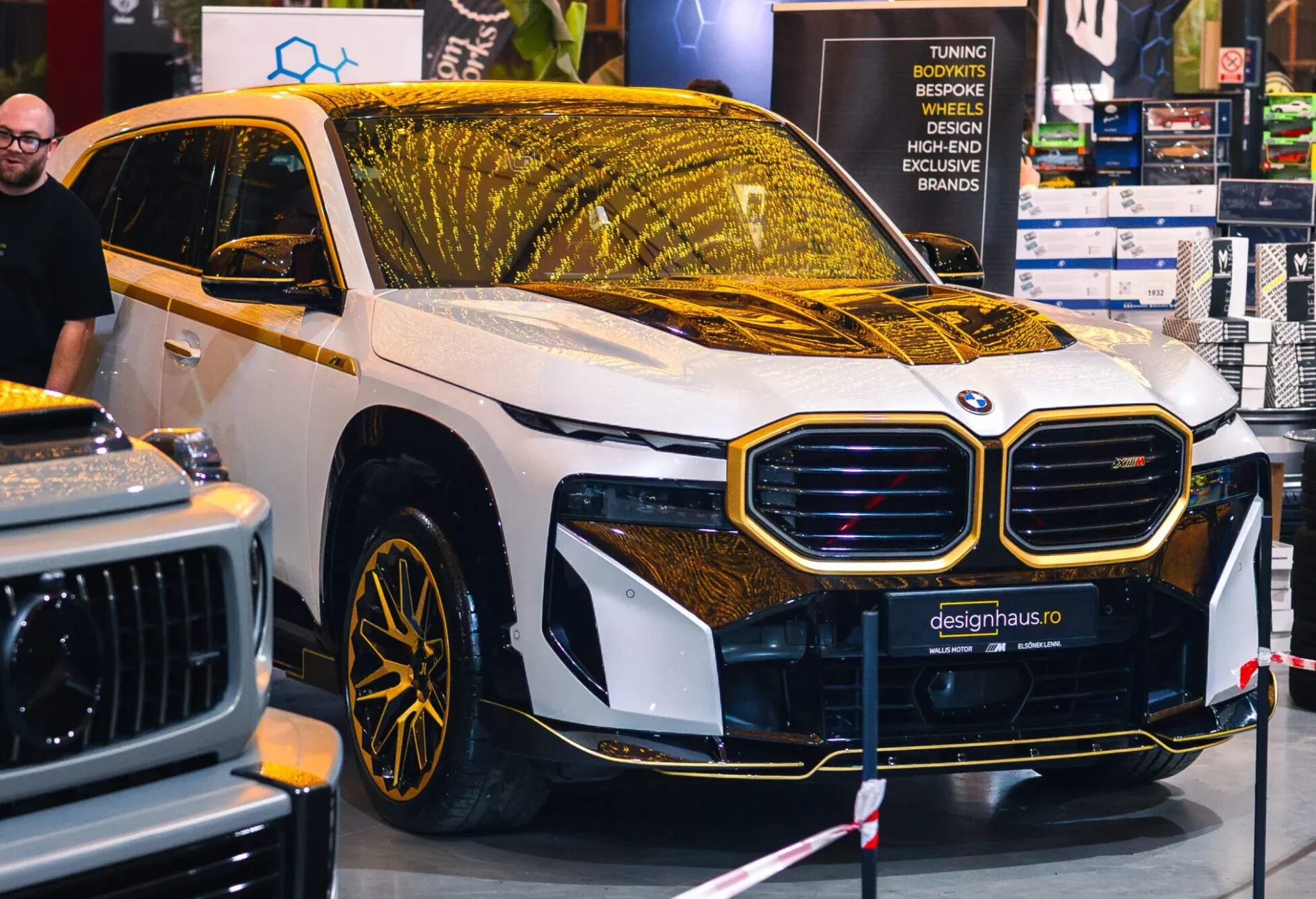 BMW XM с обвесом Renegade на шоу DropDown в Румынии