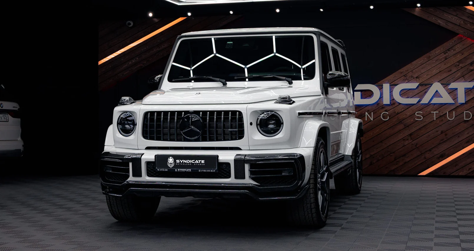 Белый Mercedes-Benz G63 W463 во Владивостоке получил наш обвес — установка в Syndicate Detailing Studio
