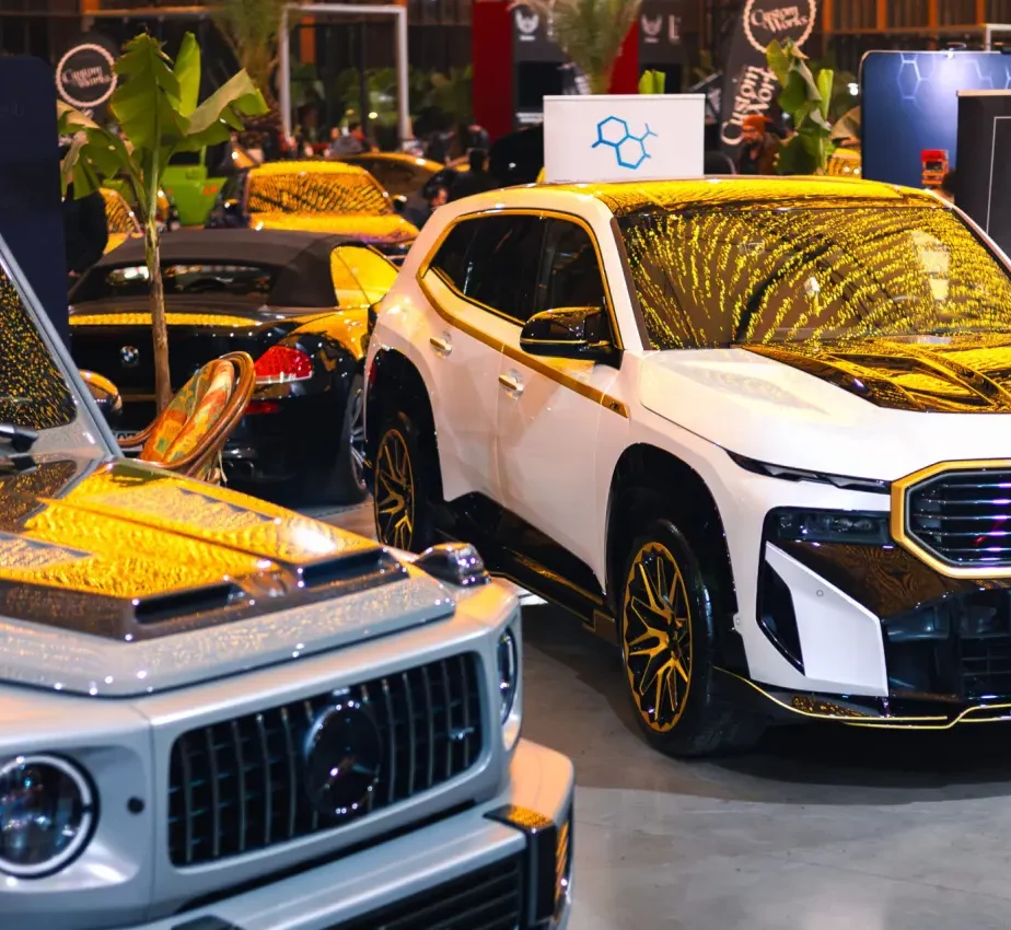 BMW XM с обвесом Renegade на шоу DropDown в Румынии