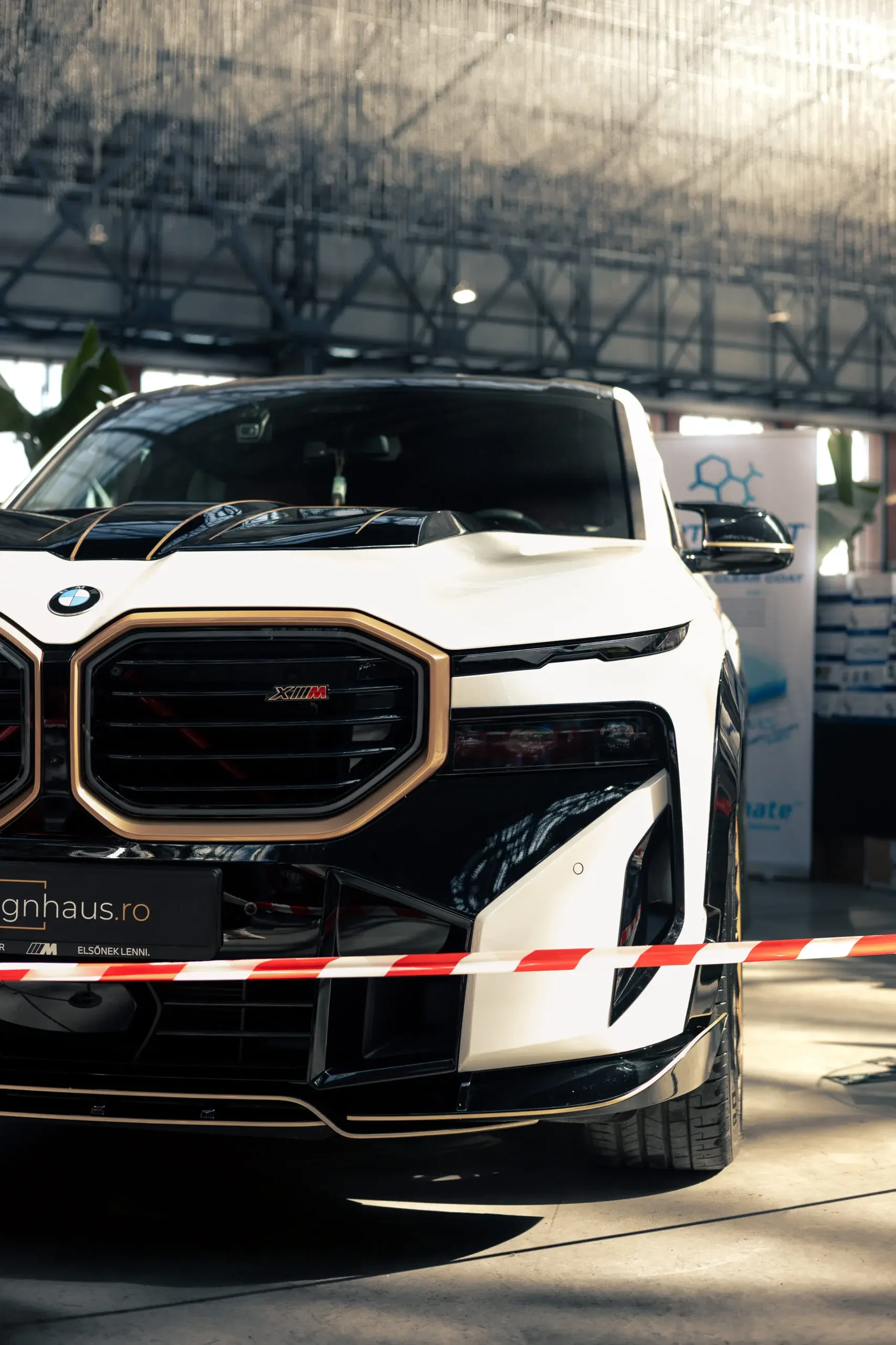 BMW XM с обвесом Renegade на шоу DropDown в Румынии