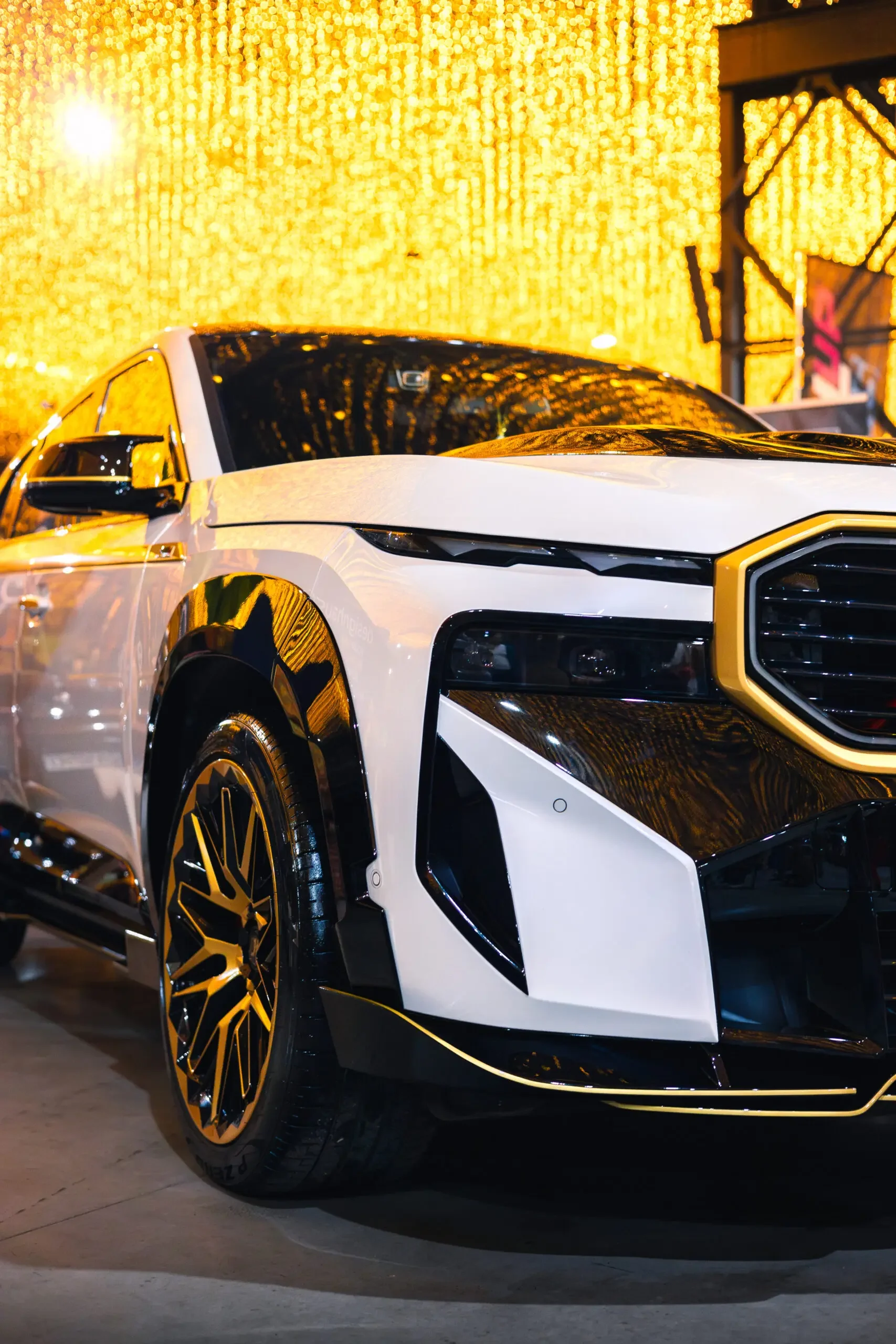 BMW XM с обвесом Renegade на шоу DropDown в Румынии