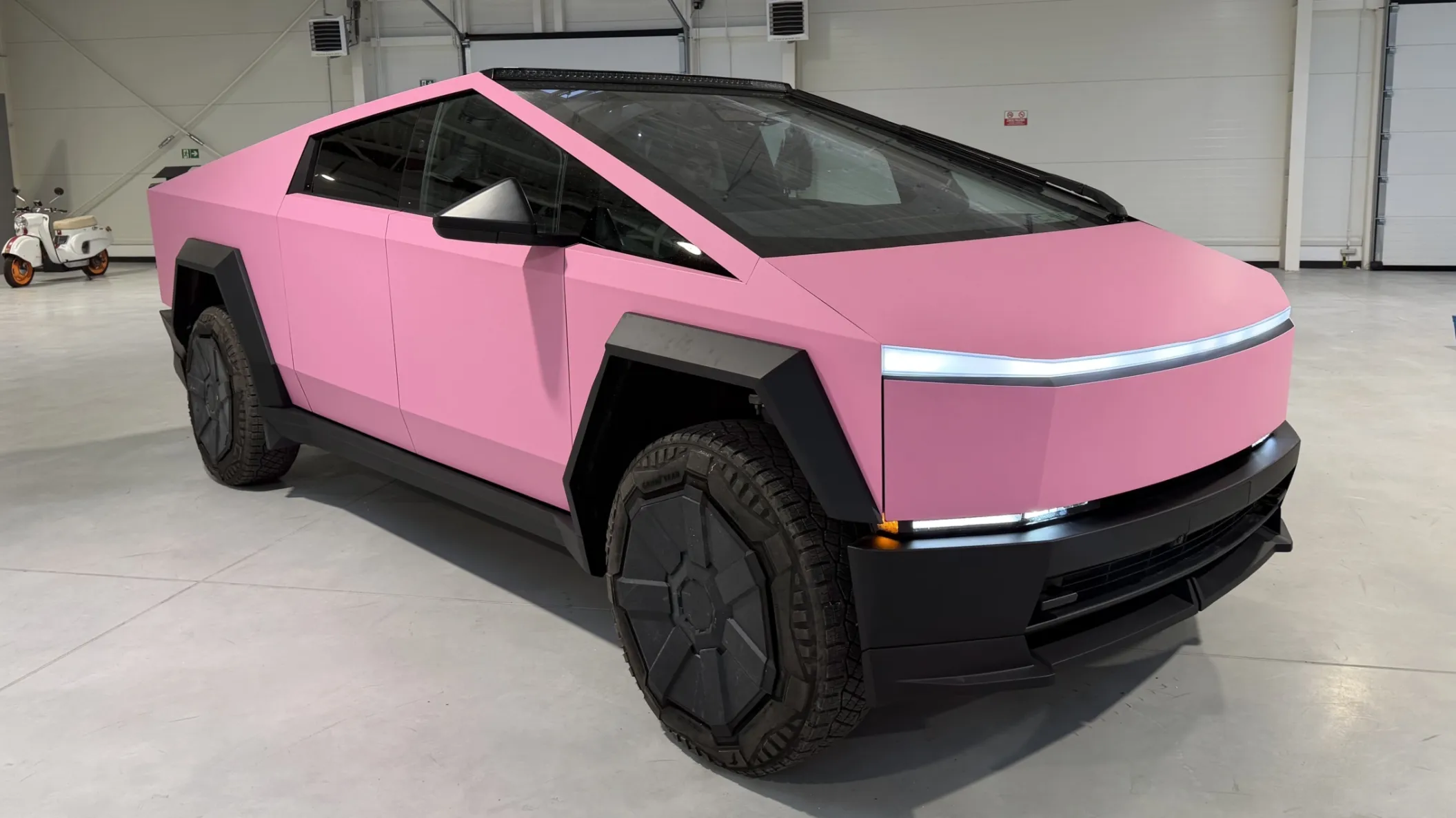 Матовый розовый Tesla Cybertruck в Польше: проект для тех, кто не хочет быть «как все»