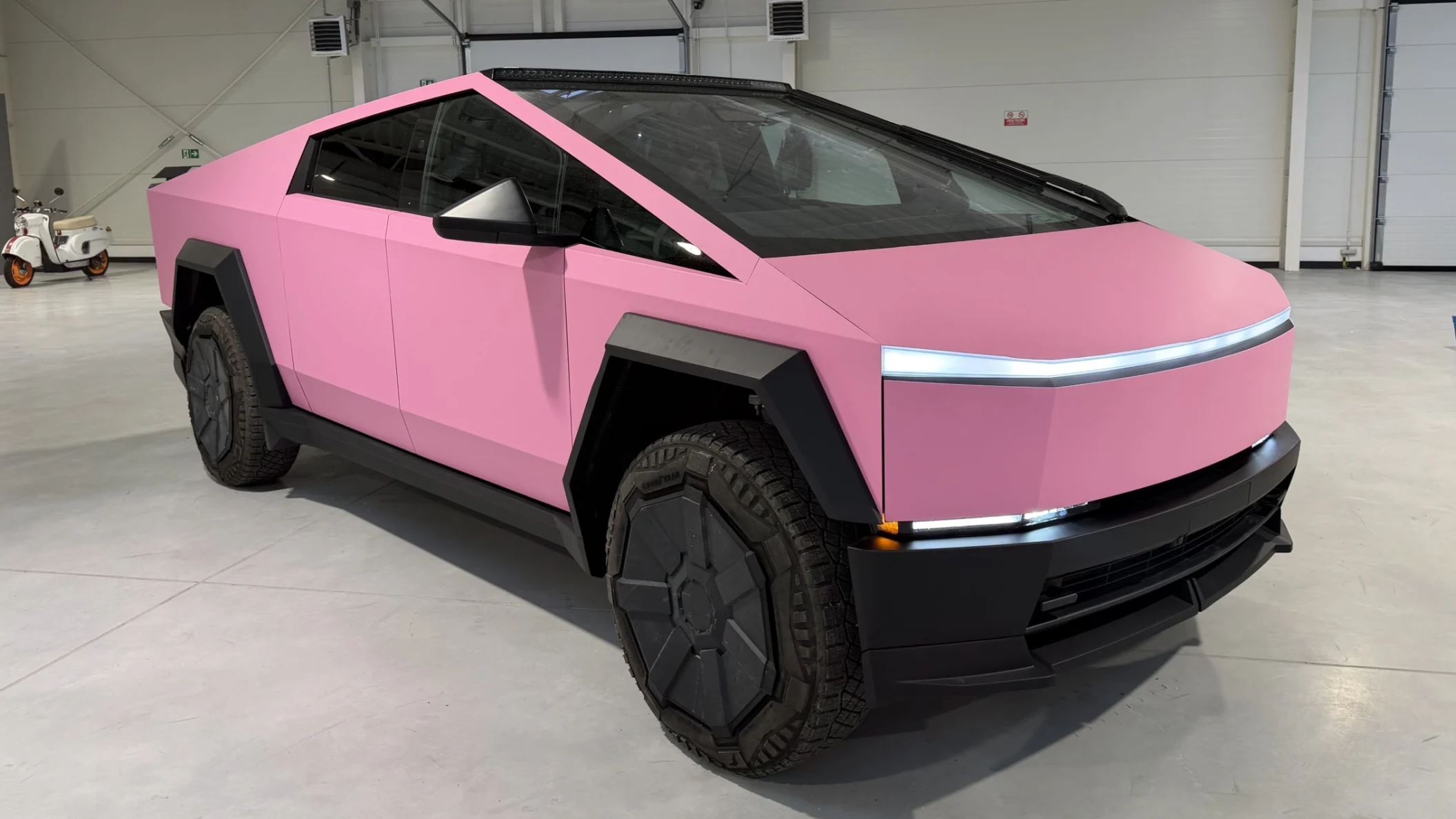 Матовый розовый Tesla Cybertruck в Польше: проект для тех, кто не хочет быть «как все»