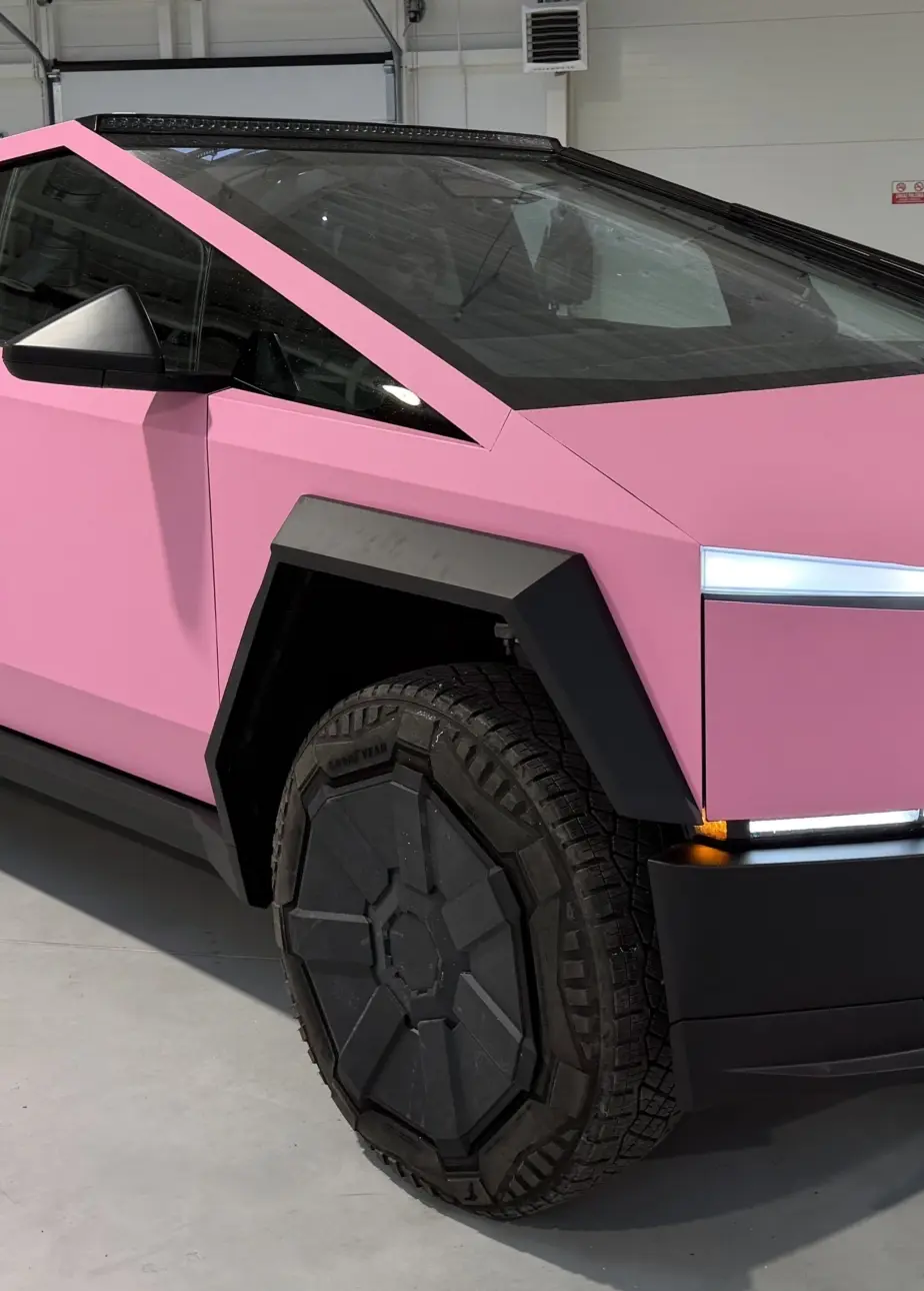 Матовый розовый Tesla Cybertruck в Польше: проект для тех, кто не хочет быть «как все»
