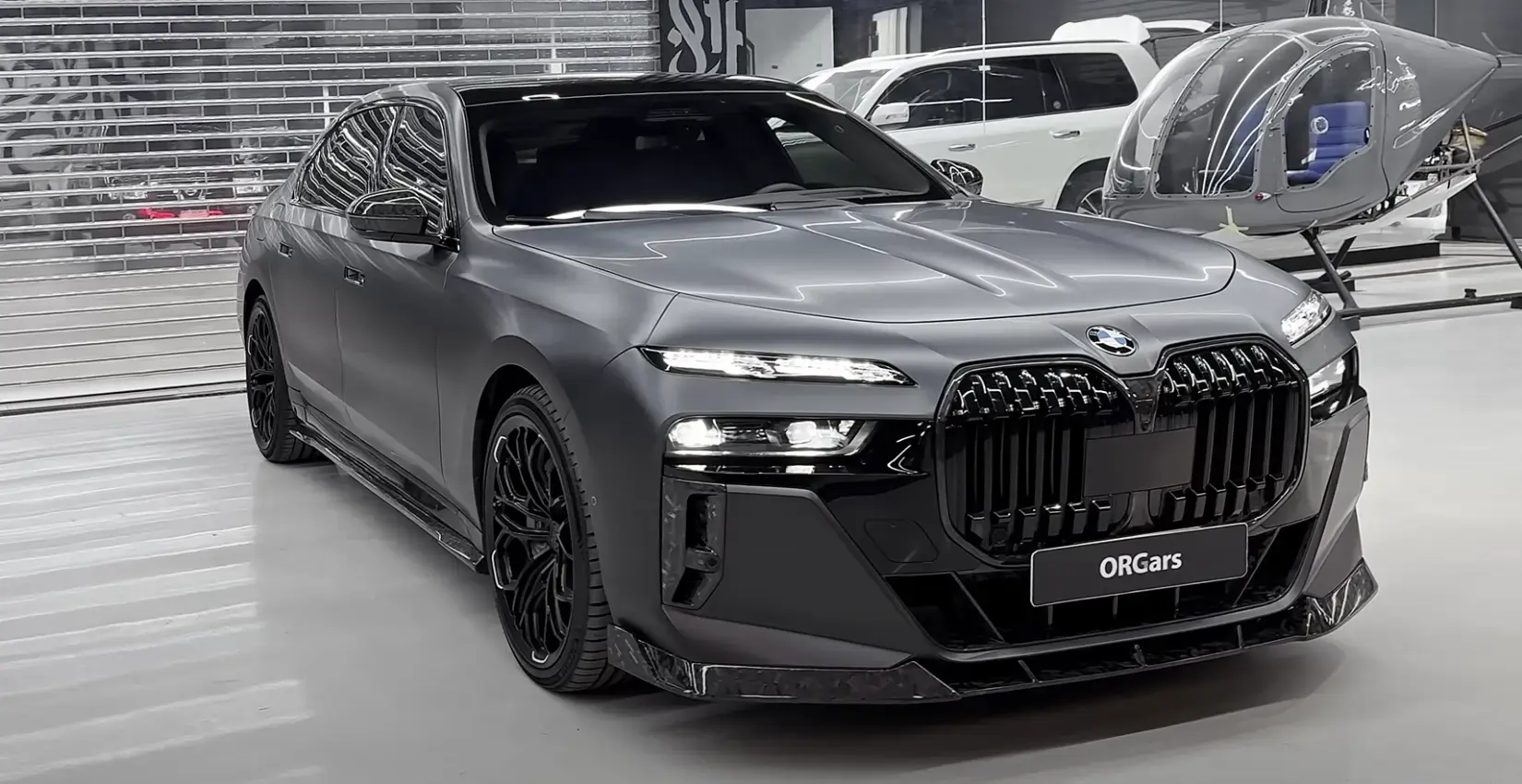 Обвес из кованого карбона и кованые 22-дюймовые диски для BMW 760i от Renegade Design в Дубае, ОАЭ