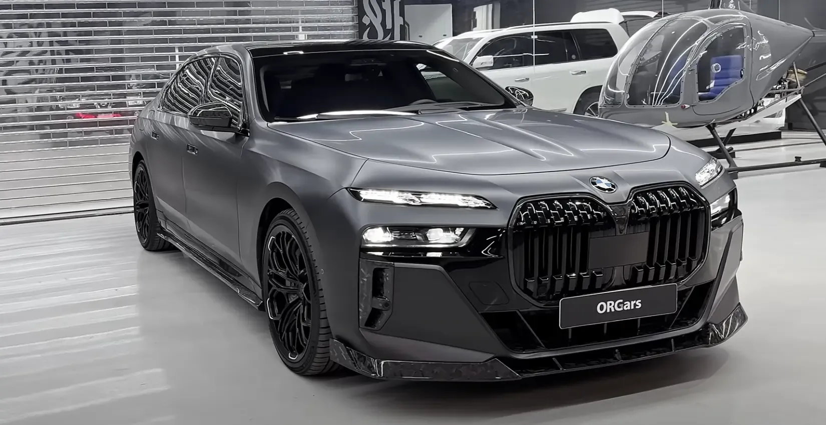 Обвес из кованого карбона и кованые 22-дюймовые диски для BMW 760i от Renegade Design в Дубае, ОАЭ