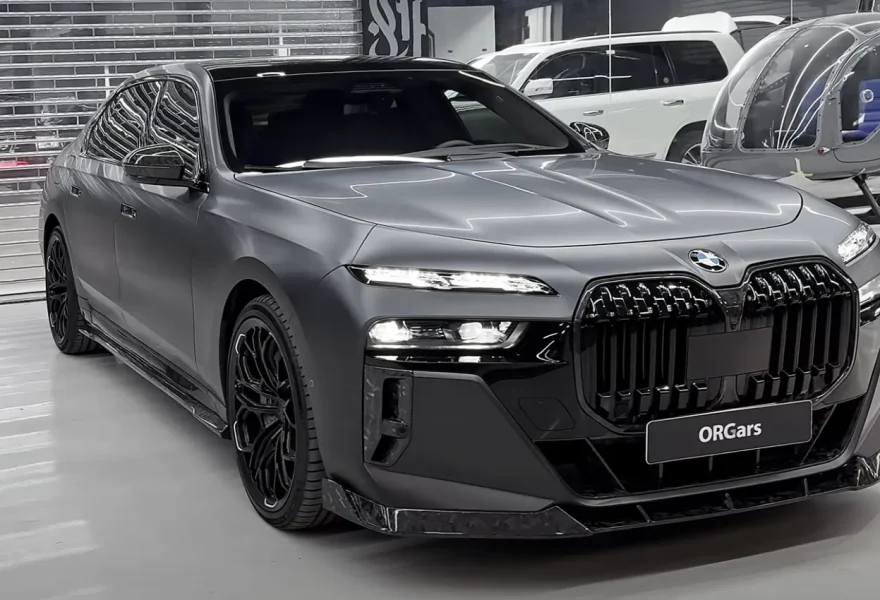 Обвес из кованого карбона и кованые 22-дюймовые диски для BMW 760i от Renegade Design в Дубае, ОАЭ
