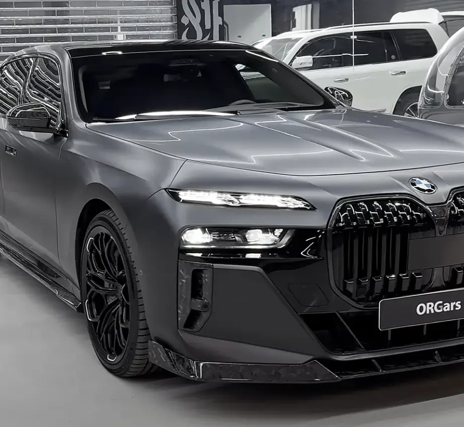 Обвес из кованого карбона и кованые 22-дюймовые диски для BMW 760i от Renegade Design в Дубае, ОАЭ