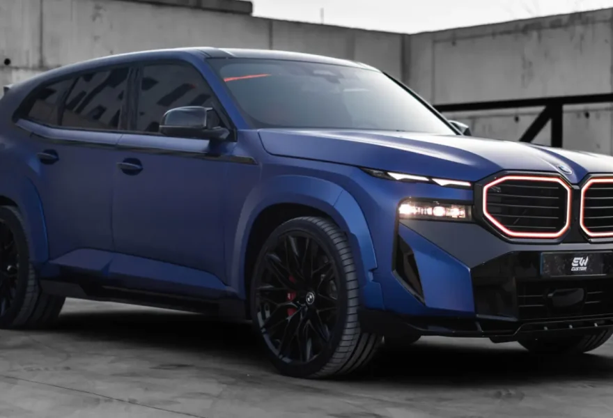 Матово-синий BMW XM в обвесе Renegade в Каннах