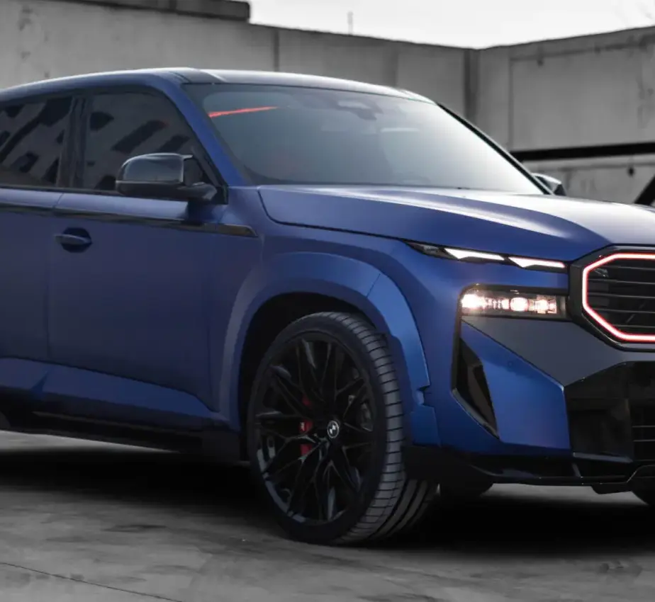 Матово-синий BMW XM в обвесе Renegade в Каннах