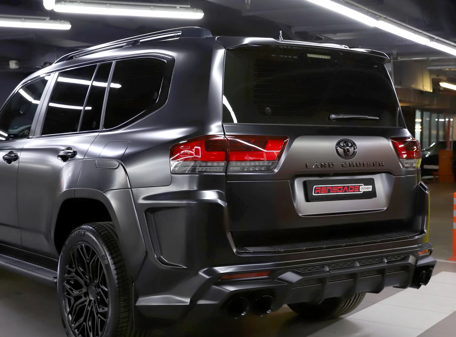Задний бампер для Toyota Land Cruiser 300