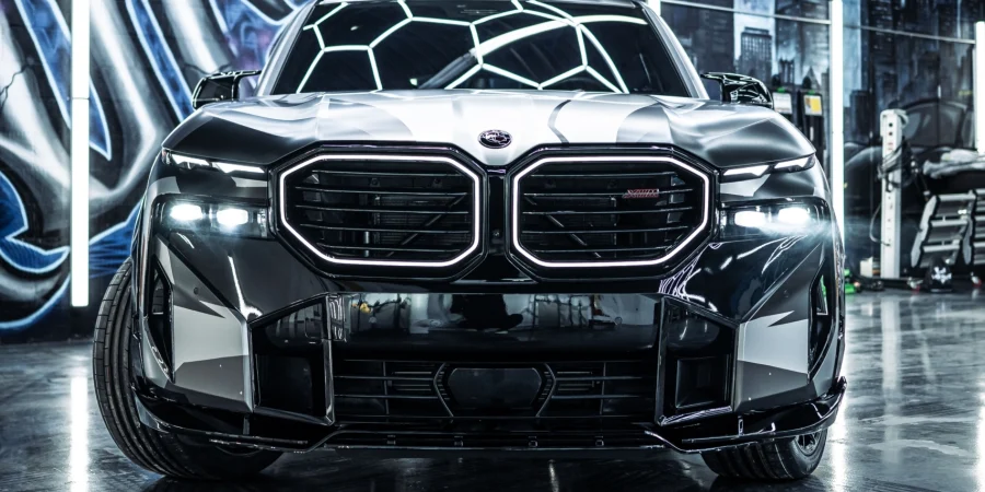 Обвес в черном глянце BMW XM + кованые диски для RestoreFX Chicago