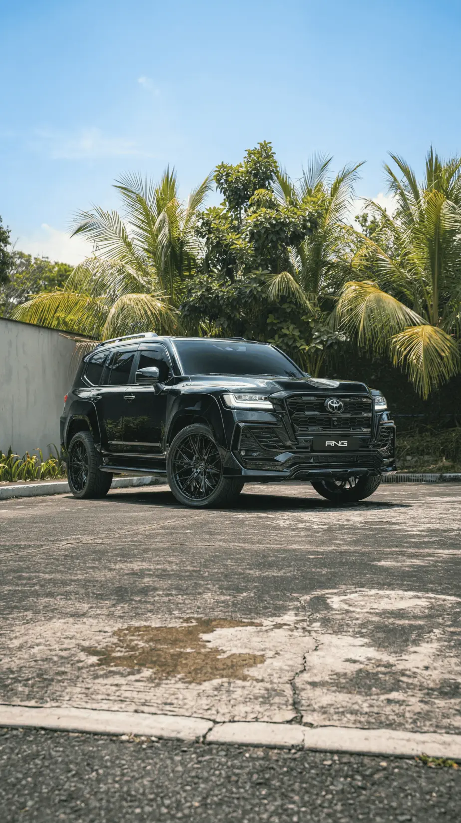 Toyota Land Cruiser 300 с полным обвесом Renegade в Маниле: установка от Import Hookup