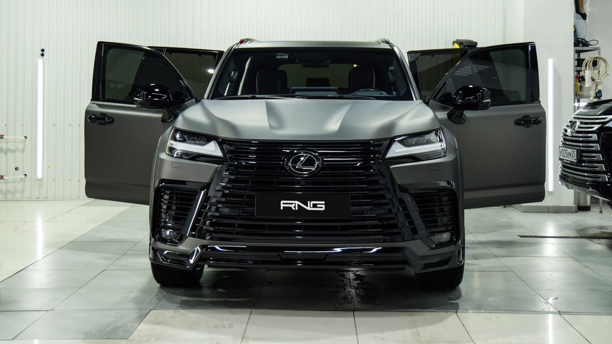 Lexus LX600 с расширением: полный комплект обвеса в черном глянце, который собирает взгляды