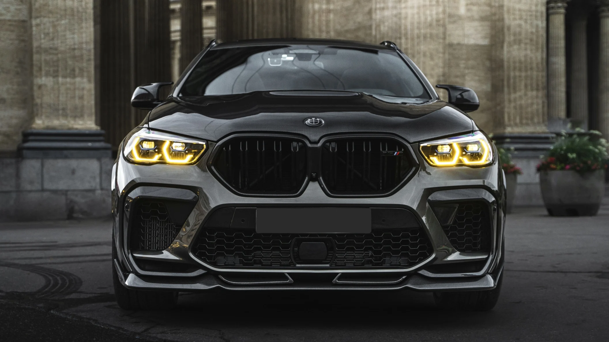 Самый дерзкий BMW X6M F96 в Санкт-Петербурге: полный карбон и 22″ кованые диски от Renegade Design