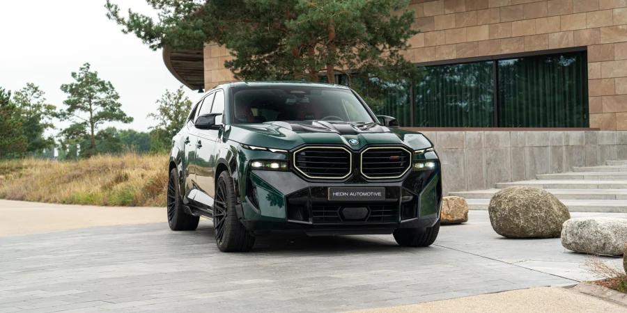 Зеленый BMW XM с глянцевым черным комплектом в Нидерландах