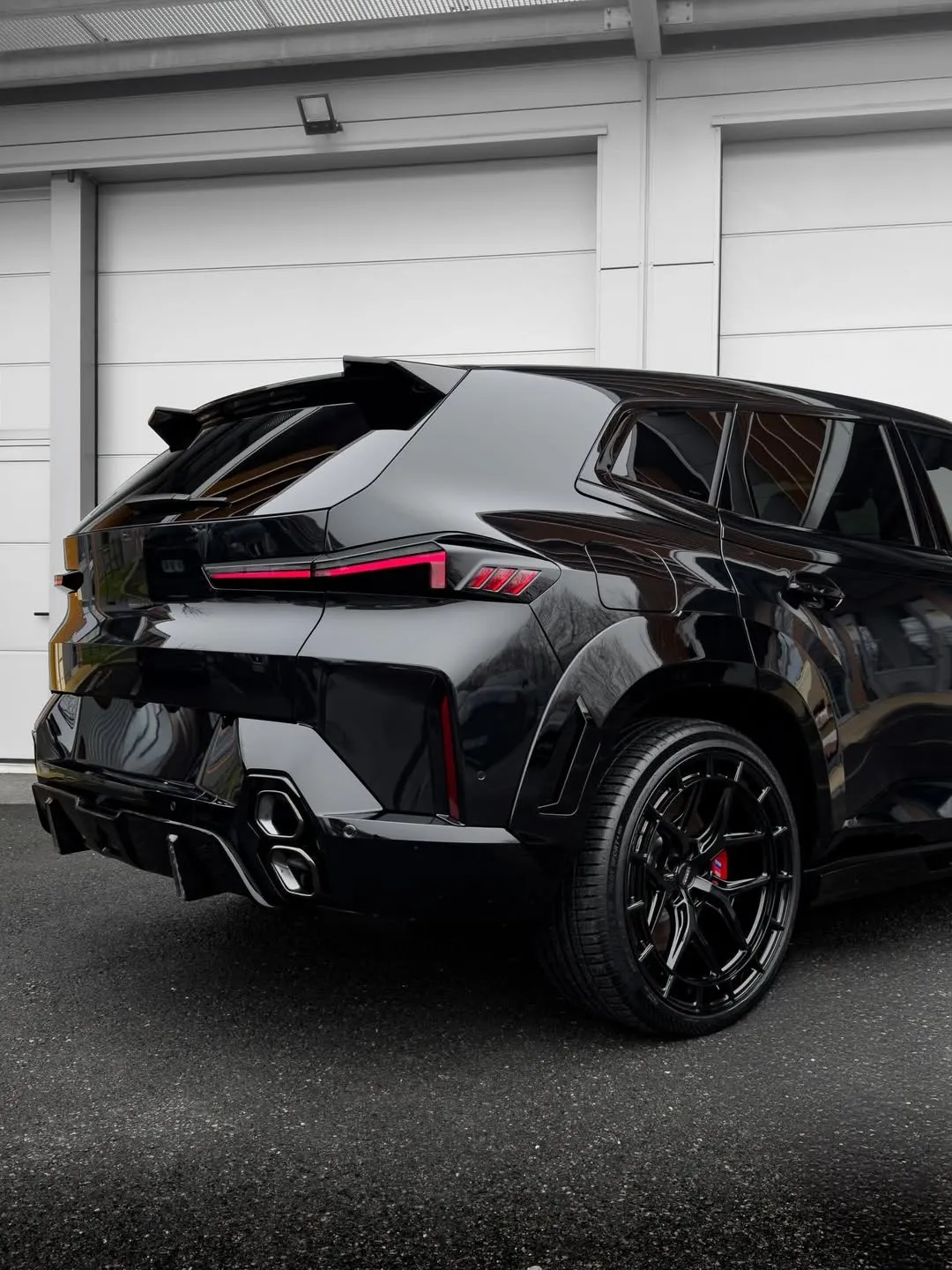 BMW XM в черном: эксклюзивный обвес и кованые диски, установленные Next Level Detailing в Бельгии