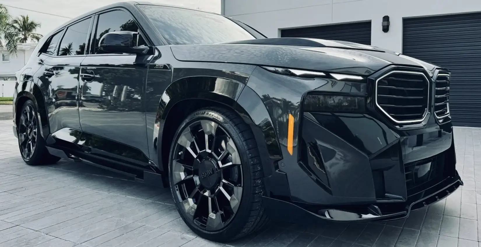 BMW XM в цвете Davit grey с полным обвесом в черном глянце
