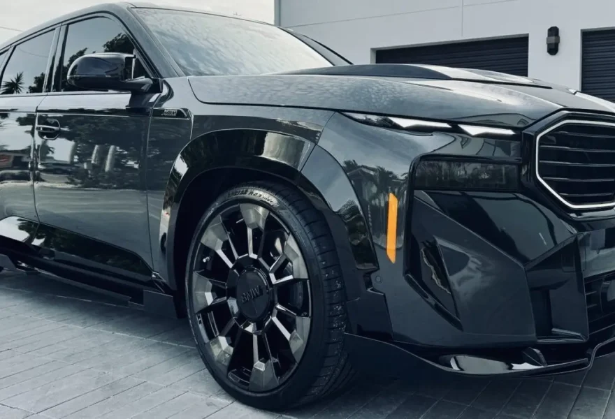 BMW XM в цвете Davit grey с полным обвесом в черном глянце