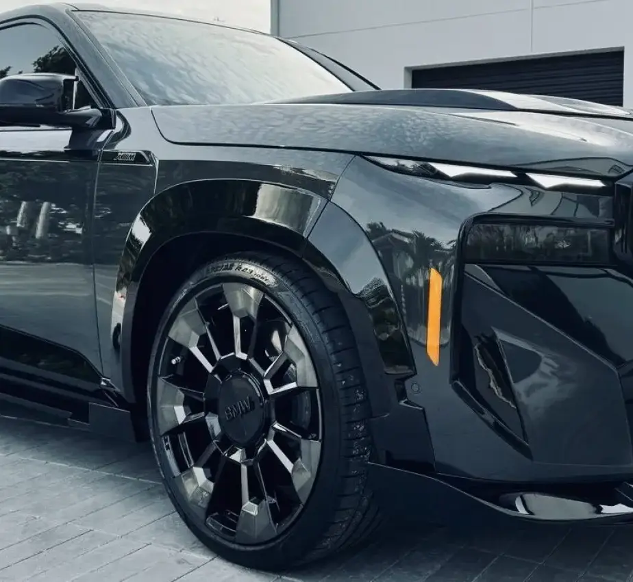 BMW XM в цвете Davit grey с полным обвесом в черном глянце
