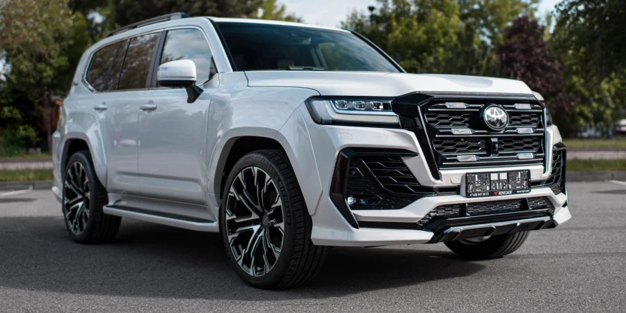 Toyota Land Cruiser 300: обвес с расширением кузова и 23″ кованые диски в индивидуальном дизайне