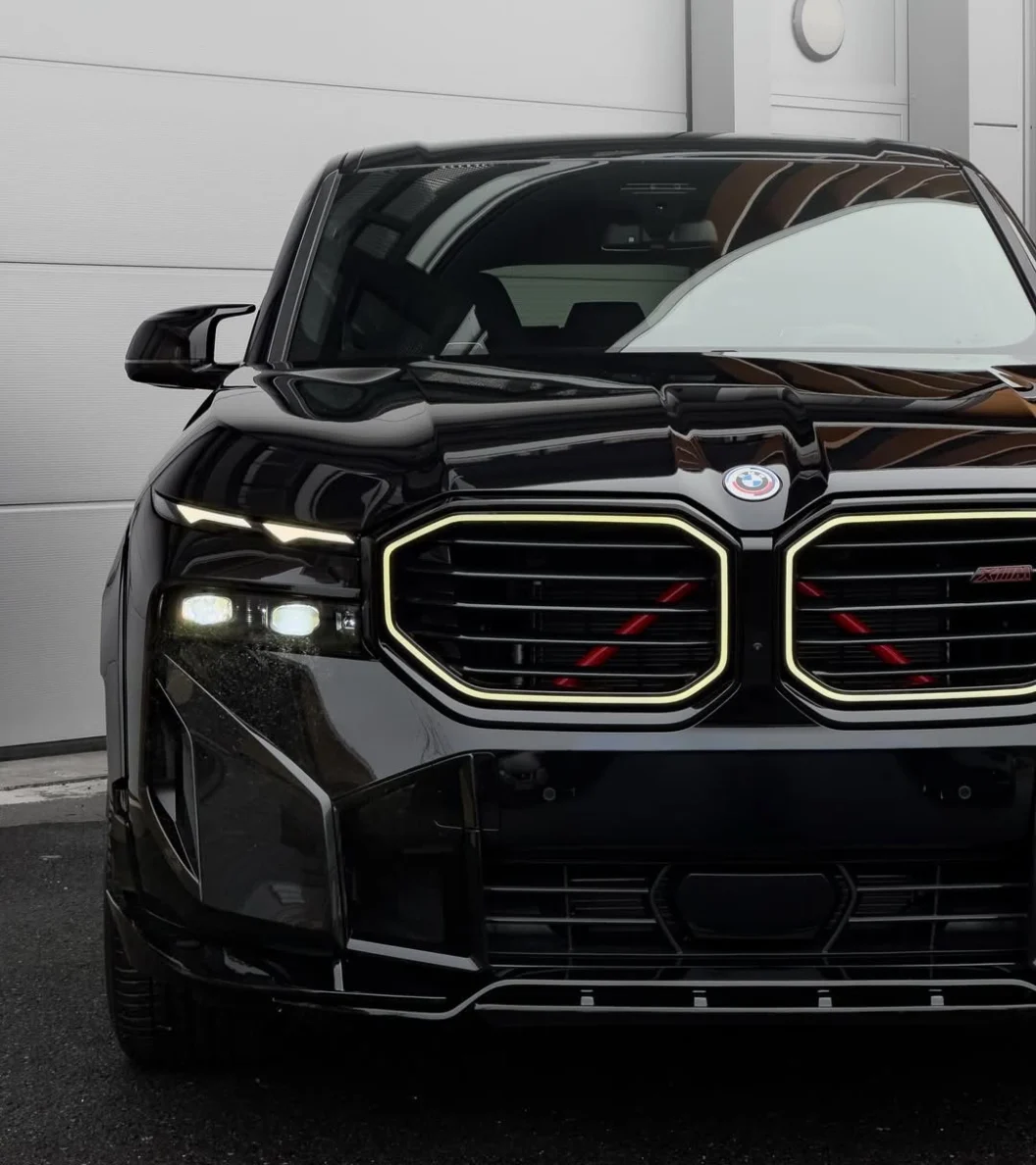 BMW XM в черном: обвес и диски