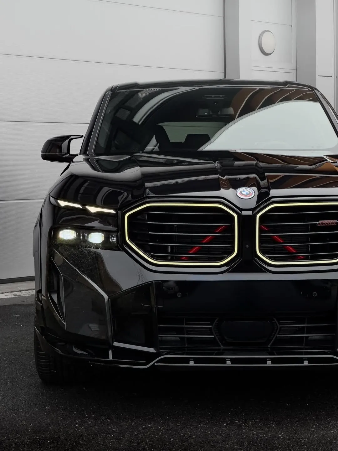 BMW XM в черном: эксклюзивный обвес и кованые диски, установленные Next Level Detailing в Бельгии