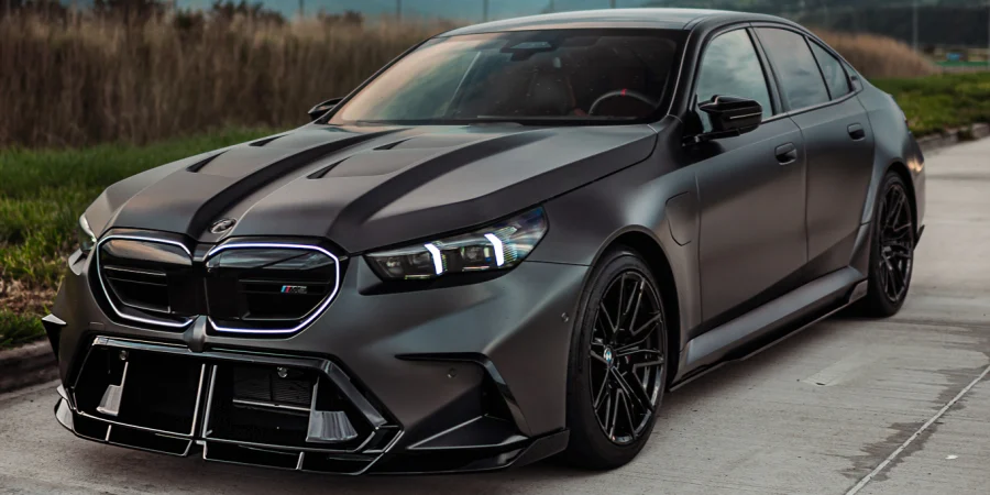 Комплект обвеса в черном глянце для BMW M5 в Румынии