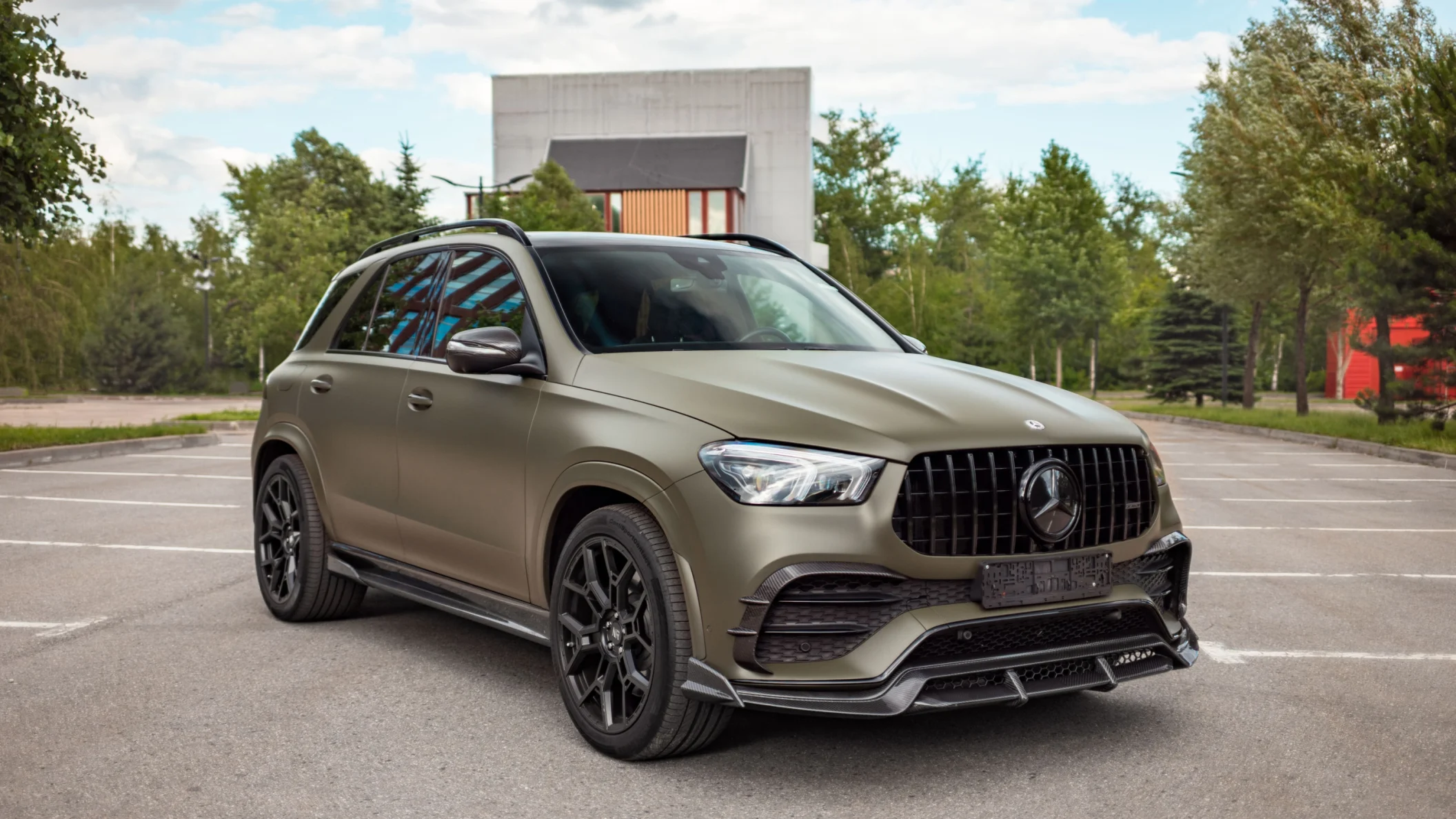 Полный карбоновый обвес и кованые диски для Mercedes-Benz GLE V167 в матовом хаки: когда внимание — это стандарт