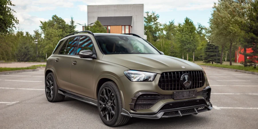 Mercedes-Benz GLE V167: полный 6K карбон, антихром и кованые диски с инициалами