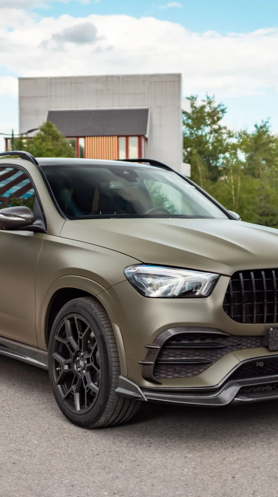 Полный карбоновый обвес и кованые диски для Mercedes-Benz GLE V167 в матовом хаки: когда внимание — это стандарт