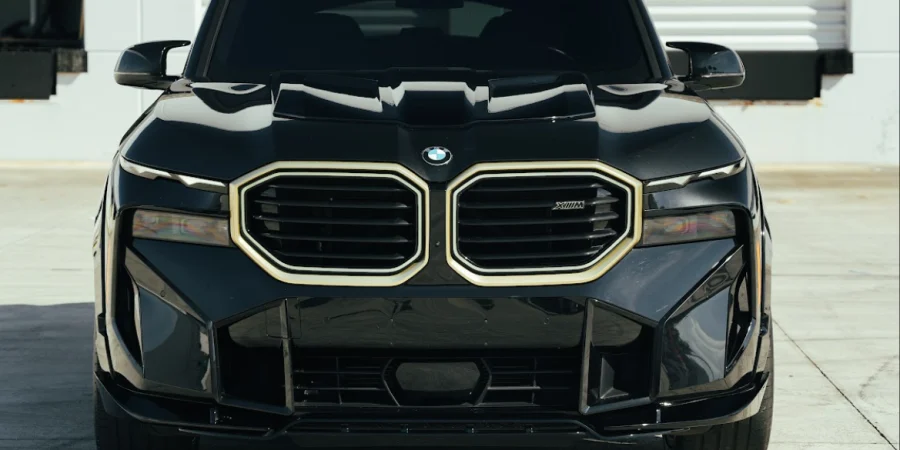 Комплект BMW XM в черном глянце для Hollywood Hills Boys