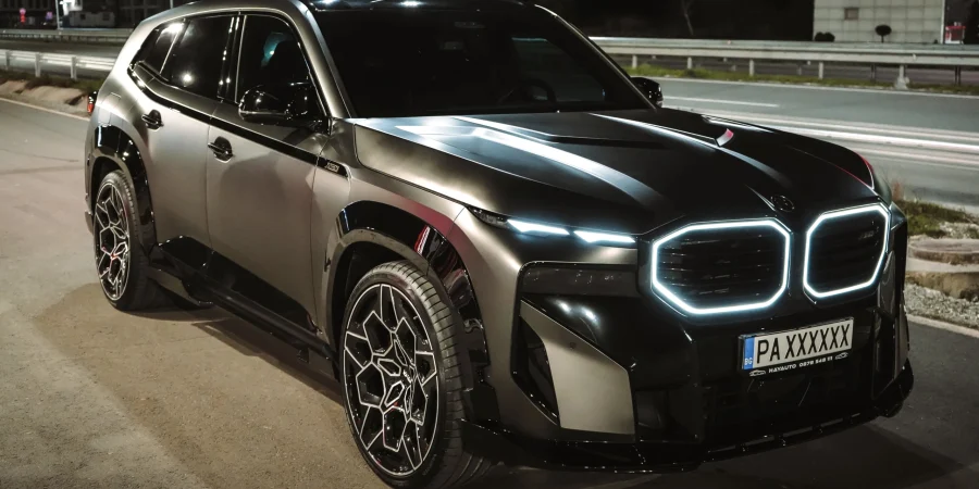 Полный комплект BMW XM с 24-дюймовыми коваными дисками из Болгарии
