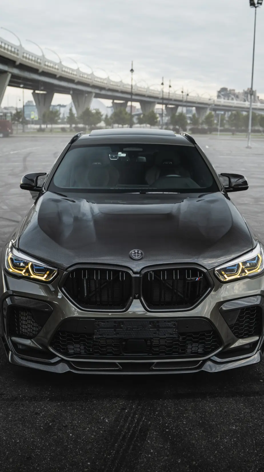 Самый дерзкий BMW X6M F96 в Санкт-Петербурге: полный карбон и 22″ кованые диски от Renegade Design