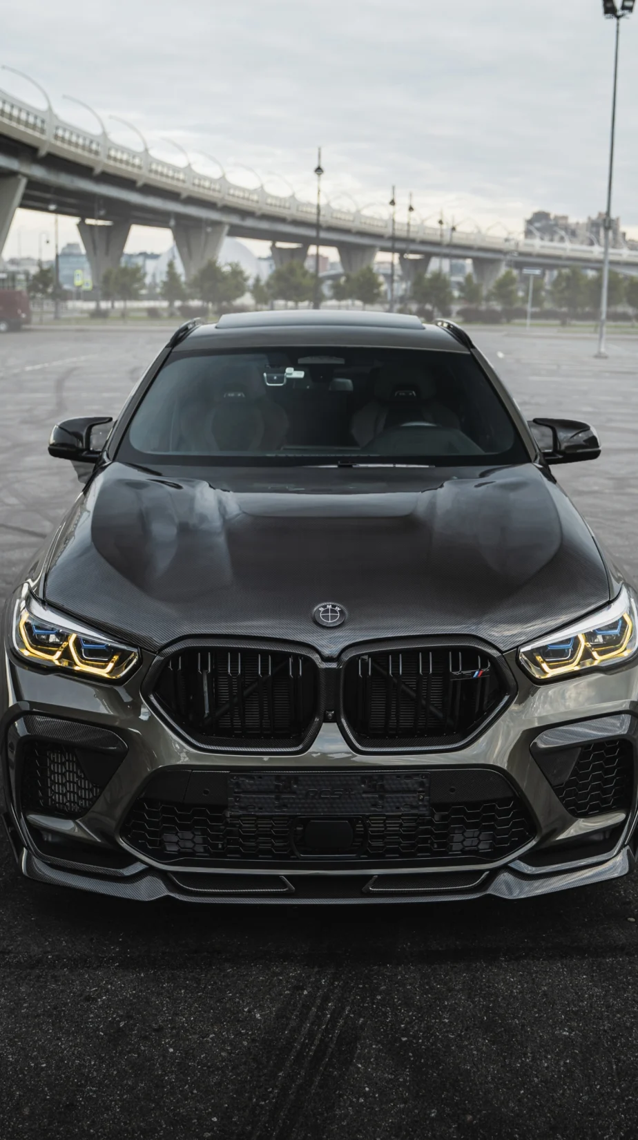Самый дерзкий BMW X6M F96 в Санкт-Петербурге: полный карбон и 22″ кованые диски от Renegade Design