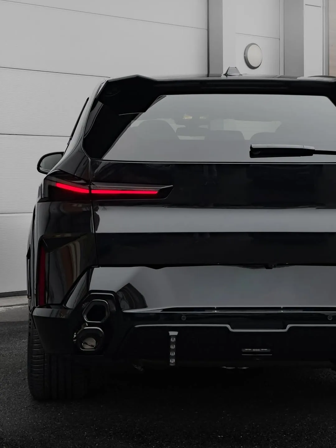 BMW XM в черном: эксклюзивный обвес и кованые диски, установленные Next Level Detailing в Бельгии